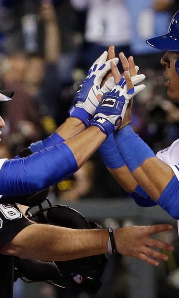 Infante, Perez power Royals past Giants to knot series, 1-1